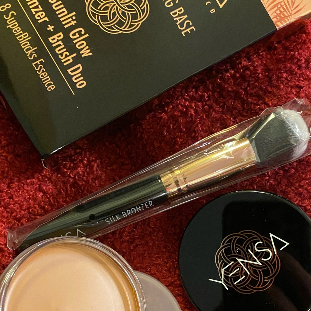 Yensa- Sunlit Glow Silk Bronzing Base with brush ☀️🐚☀️Brand New